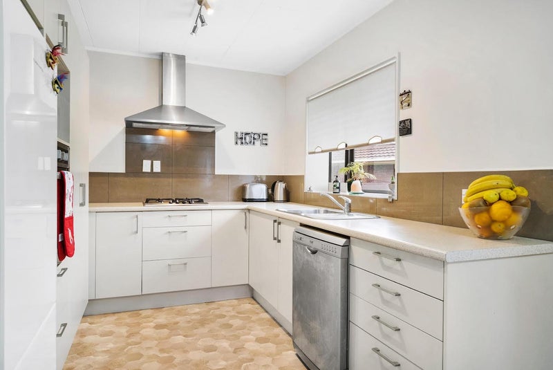 12 Ross Martin Court, Conifer Grove, Takanini - Carousel 2