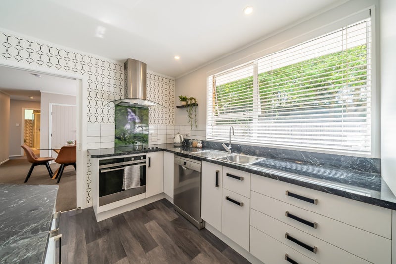 2/22 Burns Grove, Trentham, Upper Hutt - Carousel 2