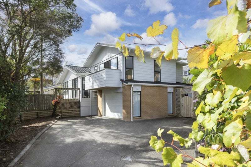 43 Taupiko Place, Green Bay, Auckland - Carousel 1