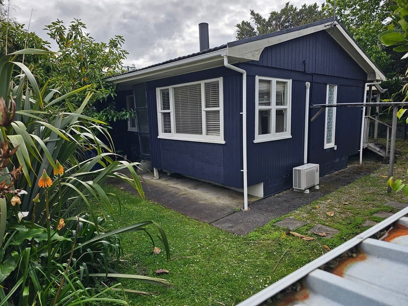 2/2 Earl Road, Titirangi, Auckland - Carousel 1