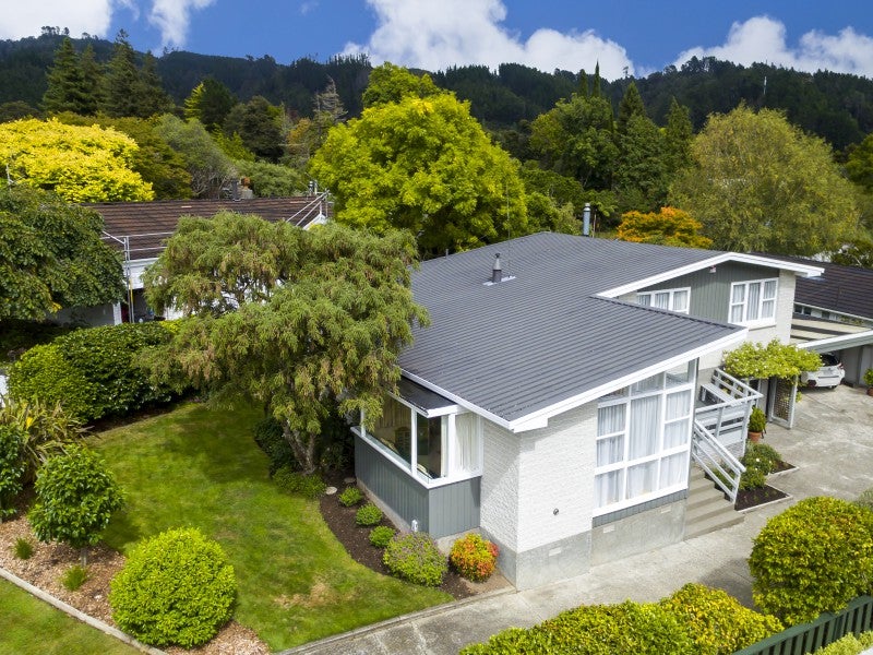 8 Harewood Grove, Pinehaven, Upper Hutt - Carousel 2