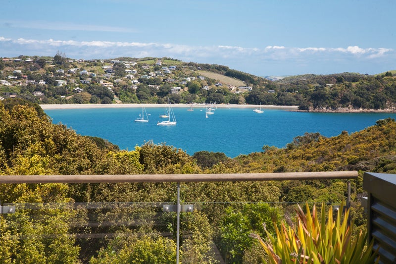 25 Queens Drive, Oneroa, Waiheke Island - Carousel 2