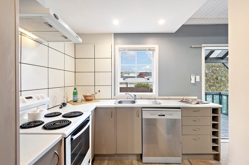 120 Akaroa Drive, Maupuia, Wellington - Carousel 2