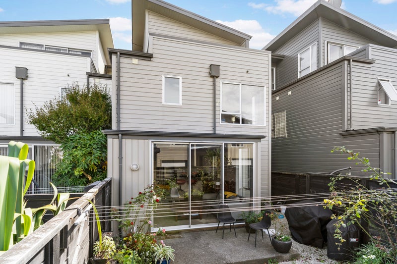 3/3 Severn Street, Island Bay, Wellington - Carousel 1