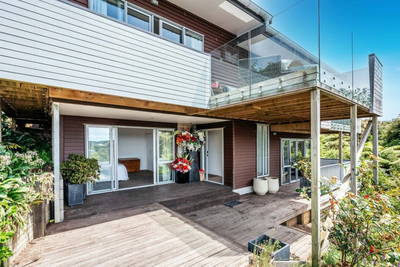 21 Beresford Avenue, Surfdale, Waiheke Island - Carousel 1