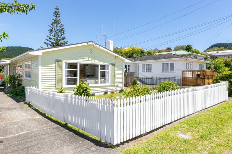 9 Redwood Avenue, Tawa, Wellington - Carousel 1