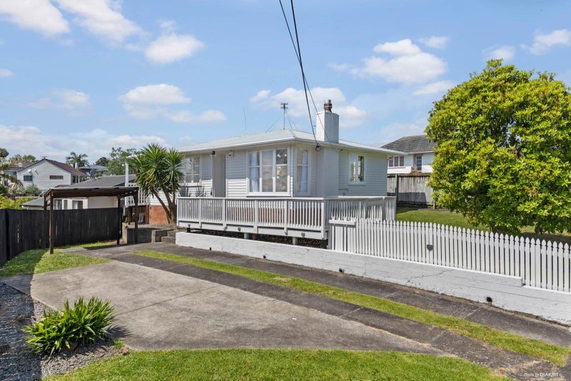 6 Alma Street, Te Atatu South, Auckland - Carousel 1