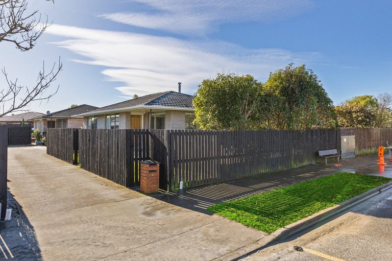 1/4 Queenspark Drive, Parklands, Christchurch - Carousel 1