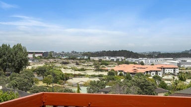 37 Cricklade Terrace, Windsor Park, Auckland - Carousel 1