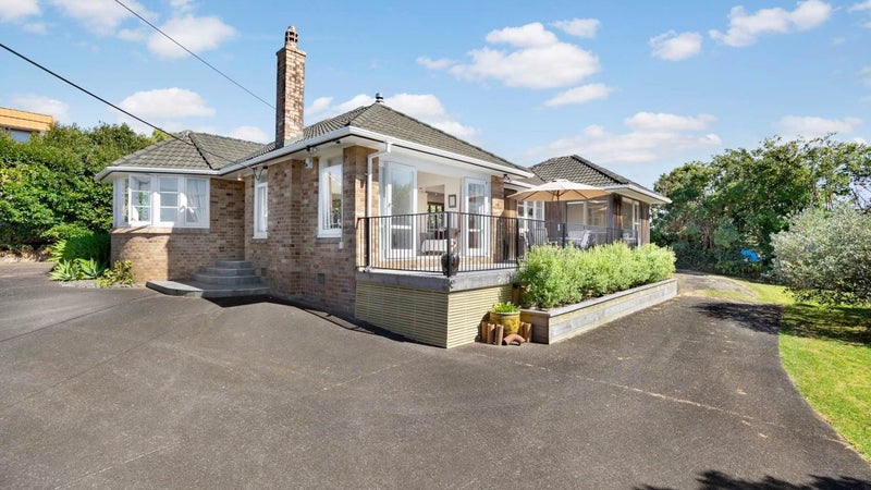 71 Cliff View Drive, Green Bay, Auckland - Carousel 1