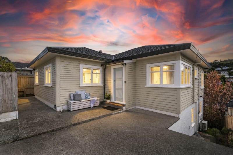 15 Glanmire Road, Newlands, Wellington - Carousel 1