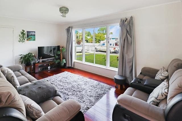 8 Whakataki Grove, Waiwhetu, Lower Hutt - Carousel 1