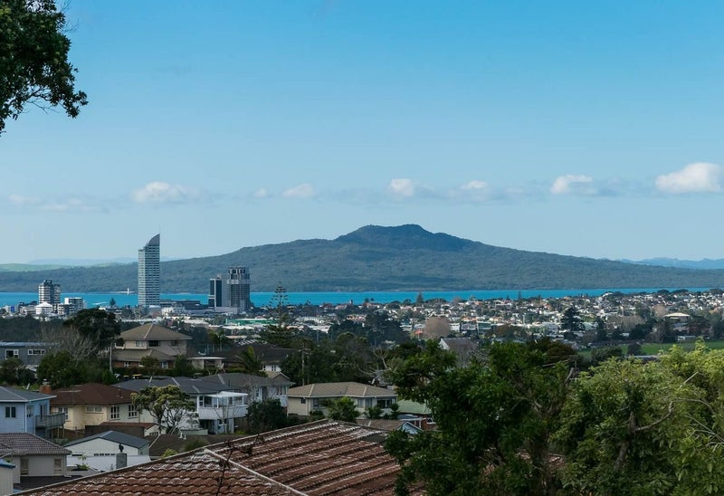 8 Speedy Crescent, Hillcrest, Auckland - Carousel 1