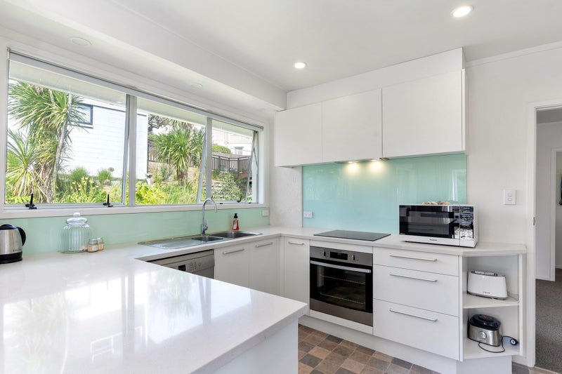 2/4 Chevron Place, Castor Bay, Auckland - Carousel 2