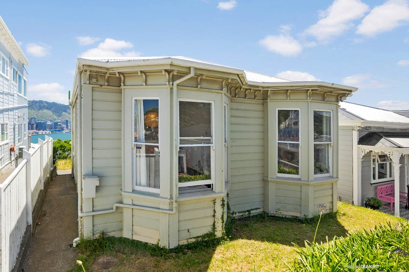 4 Shannon Street, Mount Victoria, Wellington - Carousel 1