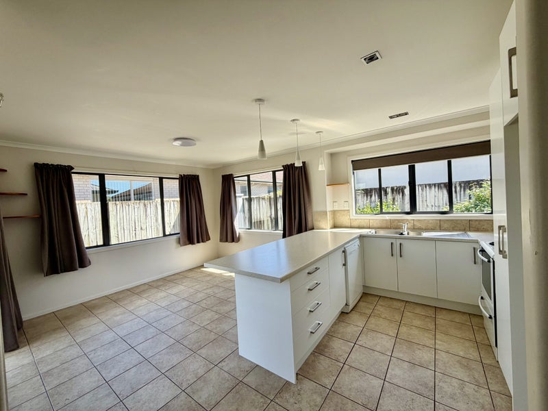 4 Madeleine Terrace, Papamoa Beach, Papamoa - Carousel 2