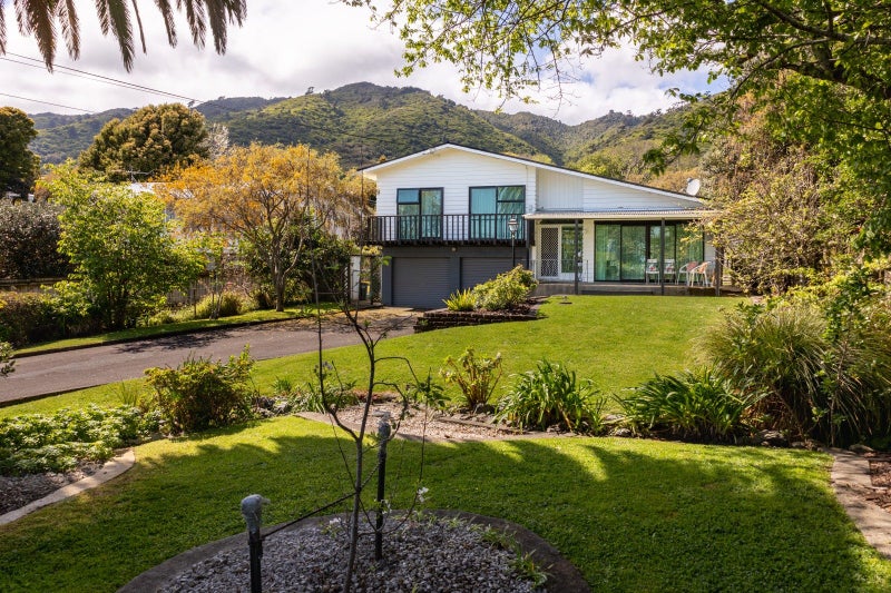 33 Seddon Street, Waikanae, Waikanae - Carousel 1