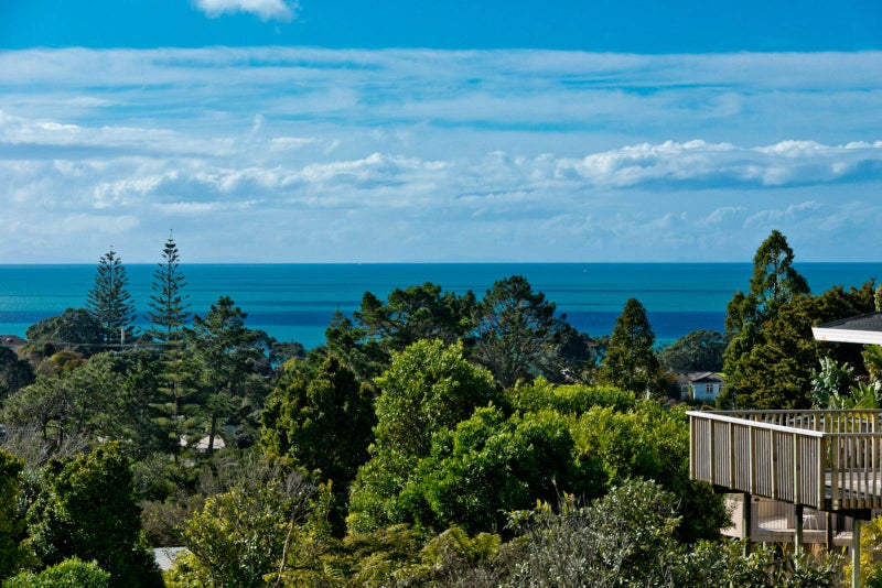 7 Taumata Road, Castor Bay, Auckland - Carousel 2