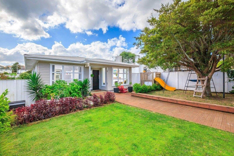 8 Montgomery Avenue, Belmont, Auckland - Carousel 1
