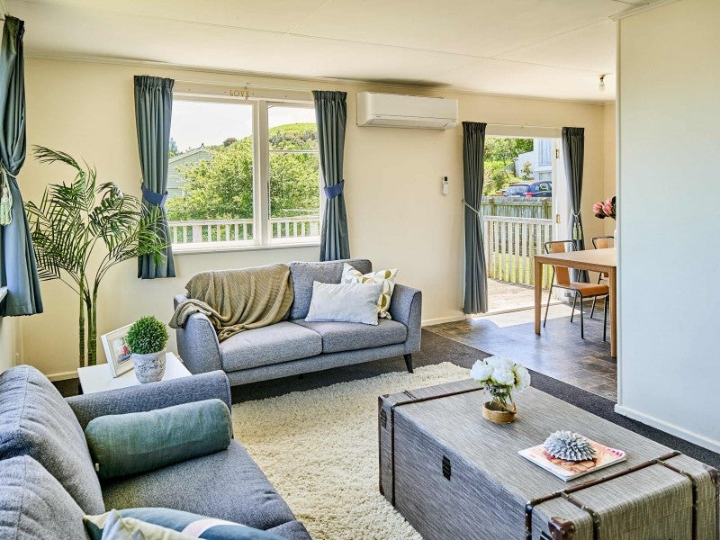 130 Arahura Crescent, Waitangirua, Porirua - Carousel 2