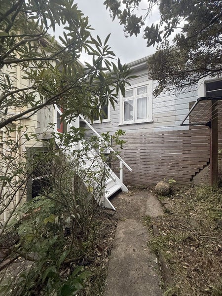 4 Rixon Grove, Mount Victoria, Wellington - Carousel 11