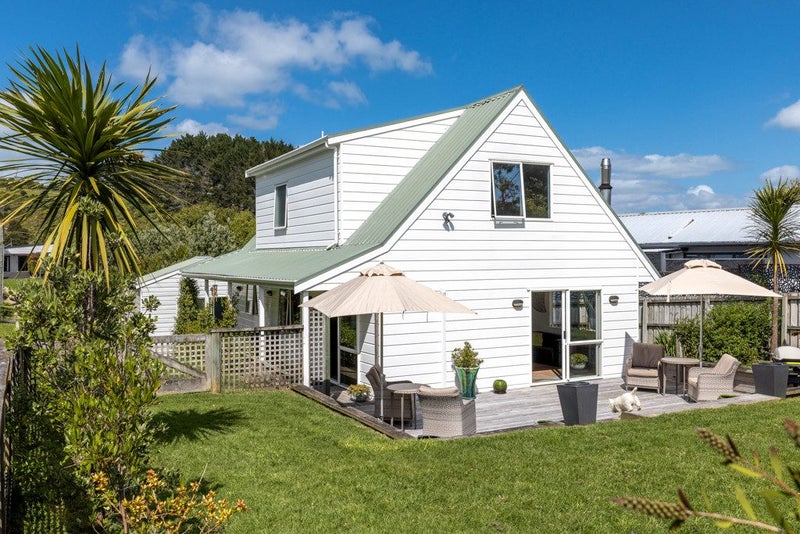 11 Waiata Road, Onetangi, Waiheke Island - Carousel 2