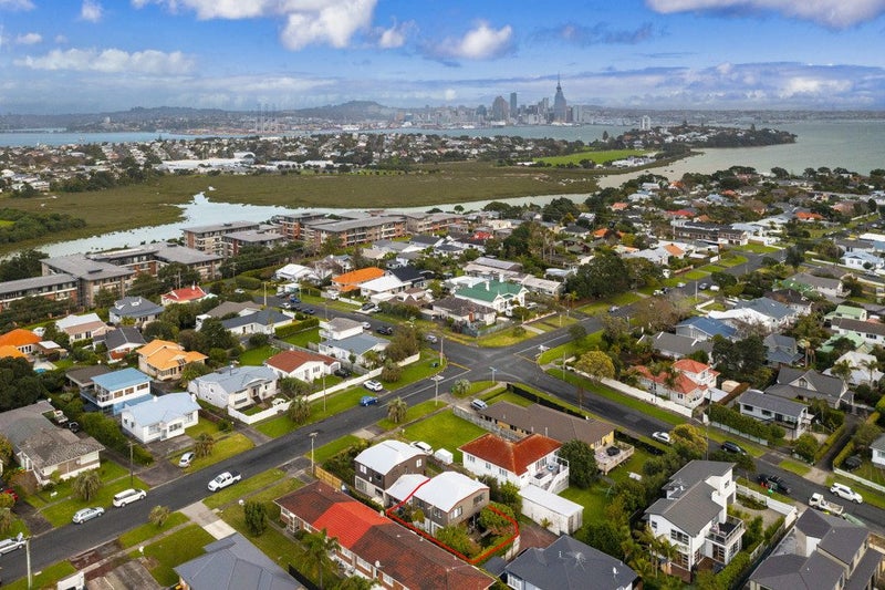 2/14 Aramoana Avenue, Devonport, Auckland - Carousel 20