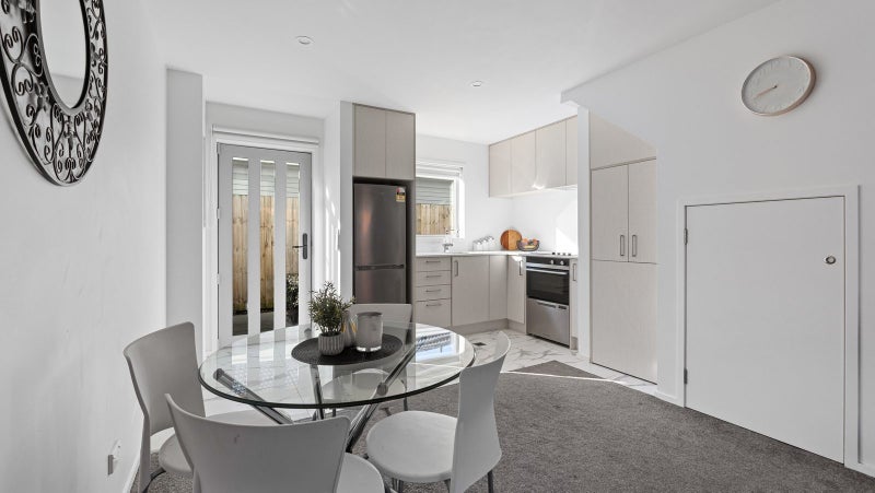 4/8 Yeovil Road, Te Atatu Peninsula, Auckland - Carousel 1