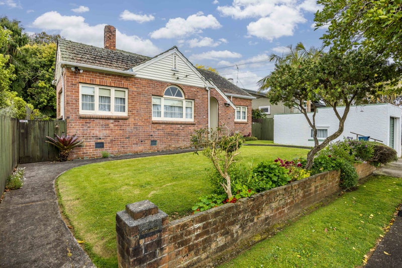 29 Aroha Avenue, Sandringham, Auckland - Carousel 1