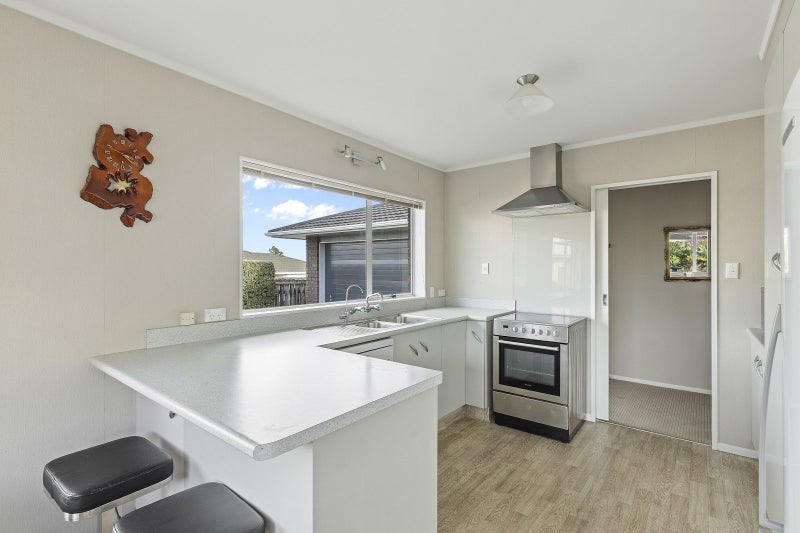 4/3 Sandel Rise, Merrilands, New Plymouth - Carousel 2