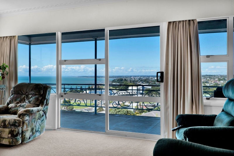 1 Catherine Crescent, Moturoa, New Plymouth - Carousel 1