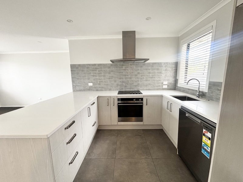 5 Rewarewa Way, Timberlea, Upper Hutt - Carousel 2