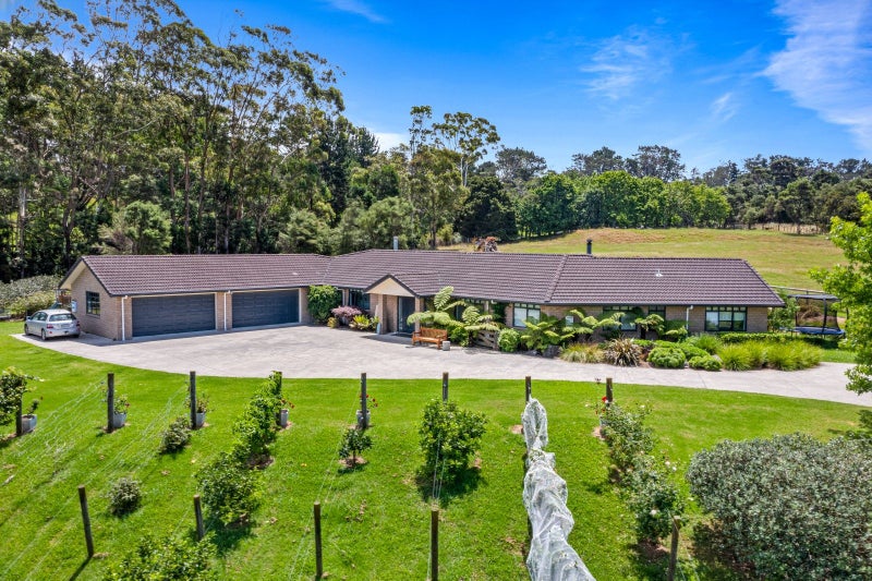 100 Kauri Crescent, Kumeu - Carousel 1