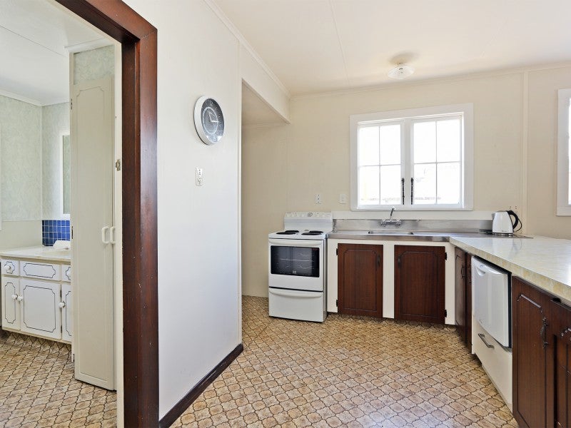 425 Collinge Road, Mayfair, Hastings - Carousel 2