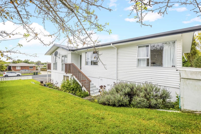 17 Rembrandt Place, Opaheke, Papakura - Carousel 1