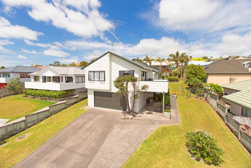 20 Charlotte Street, Stanmore Bay, Whangaparaoa - Carousel 1