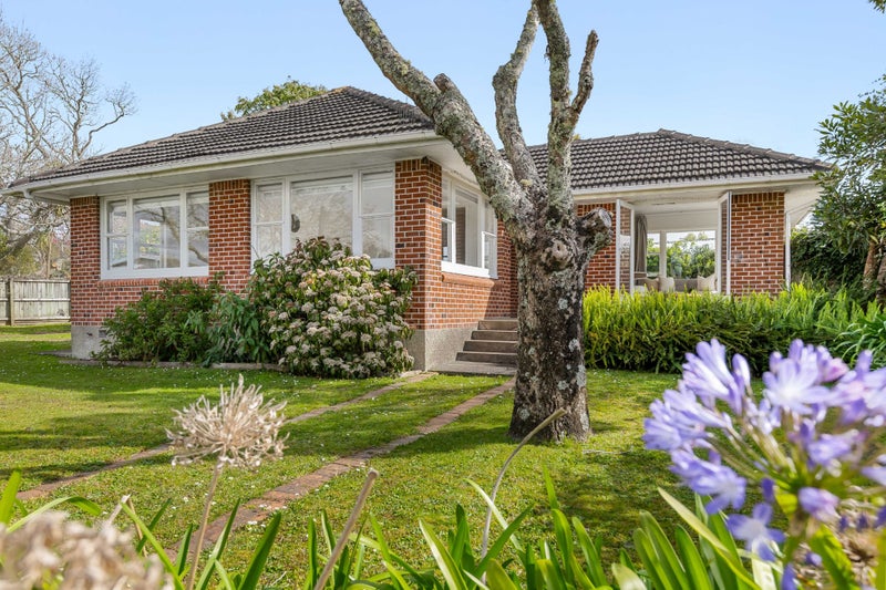 6 Redlands Grove, Swanson, Auckland - Carousel 1