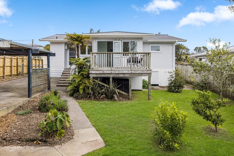 5 Japonica Drive, Beach Haven, Auckland - Carousel 1