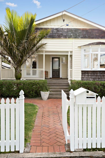 21 Hemi Street, Narrow Neck, Auckland - Carousel 2