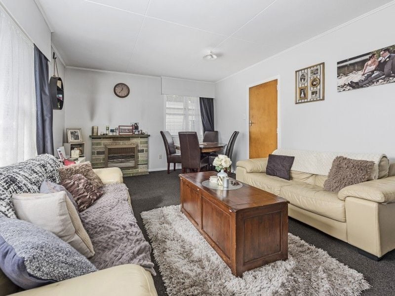 11 Glen Alice GRove, NAENAE, LOWER HUTT - Carousel 2