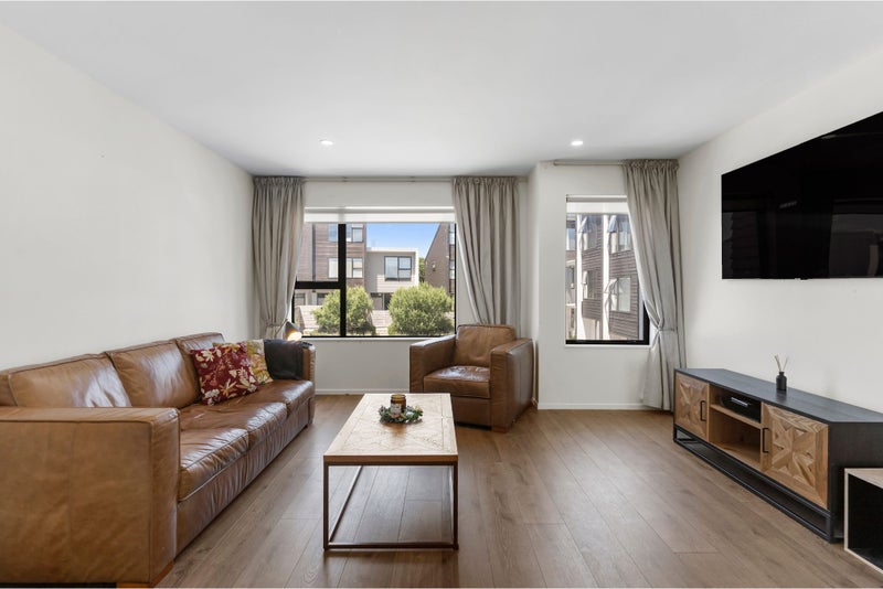 3/15 Chivalry Road, Glenfield, Auckland - Carousel 1