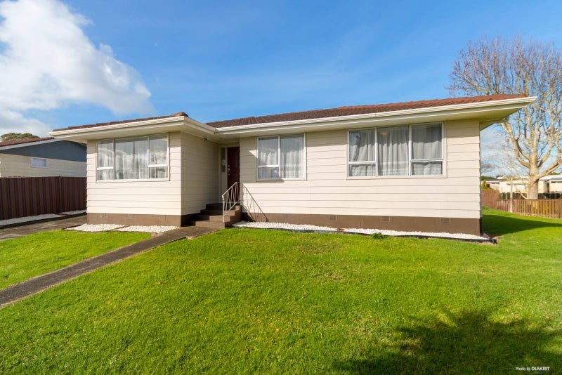 8 Dorendia Place, Clendon Park, Auckland - Carousel 2