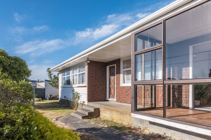 23 Cara Crescent, Paparangi, Wellington - Carousel 1