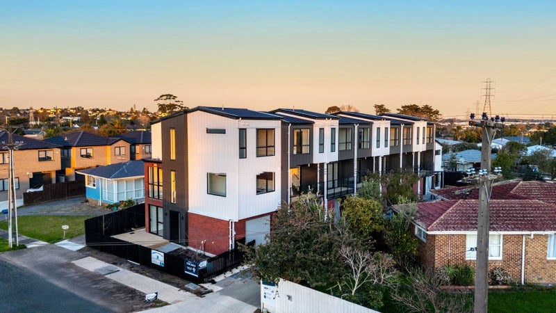 6/32 Tiraumea Drive, Pakuranga, Auckland - Carousel 1
