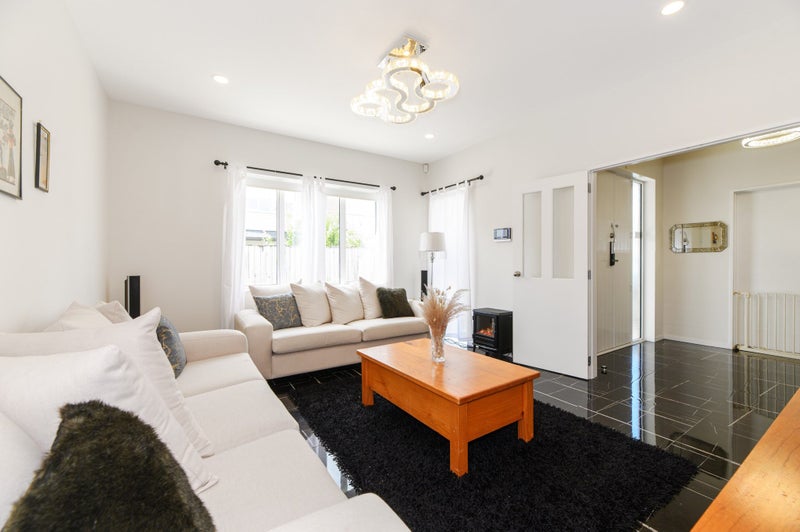 41 Bordeaux Parade, Te Atatu South, Auckland - Carousel 1