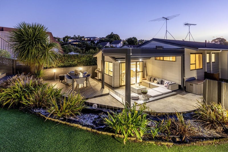 35 Pickwick Parade, Mellons Bay, Auckland - Carousel 1