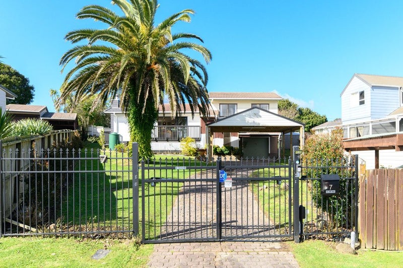 7 Castlewood Grove, Blockhouse Bay, Auckland - Carousel 1
