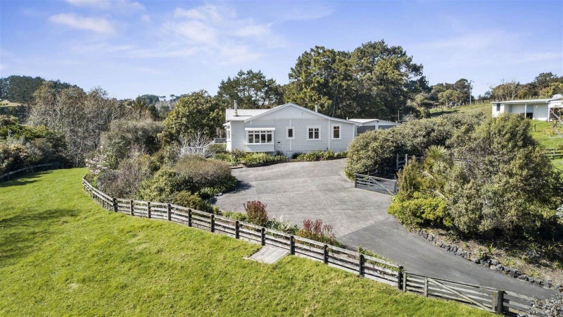 1325 East Coast Road, Albany - Carousel 1