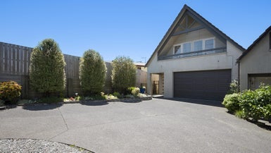 20 Earnslaw Crescent, Clover Park, Auckland - Carousel 1