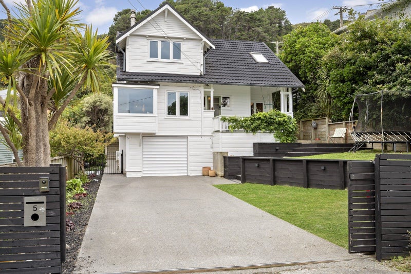 5 Manuka Terrace, Eastbourne, Lower Hutt - Carousel 1